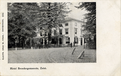 16043 Gezicht op de voor- en rechtergevel van het hotel Broedergemeente (Het Rond 7) te Zeist uit het oosten.N.B. Later ...